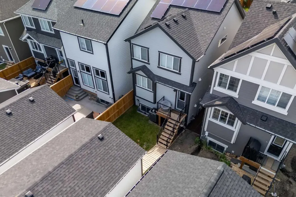 31 Magnolia Grove SE Calgary AB T3M 3T2