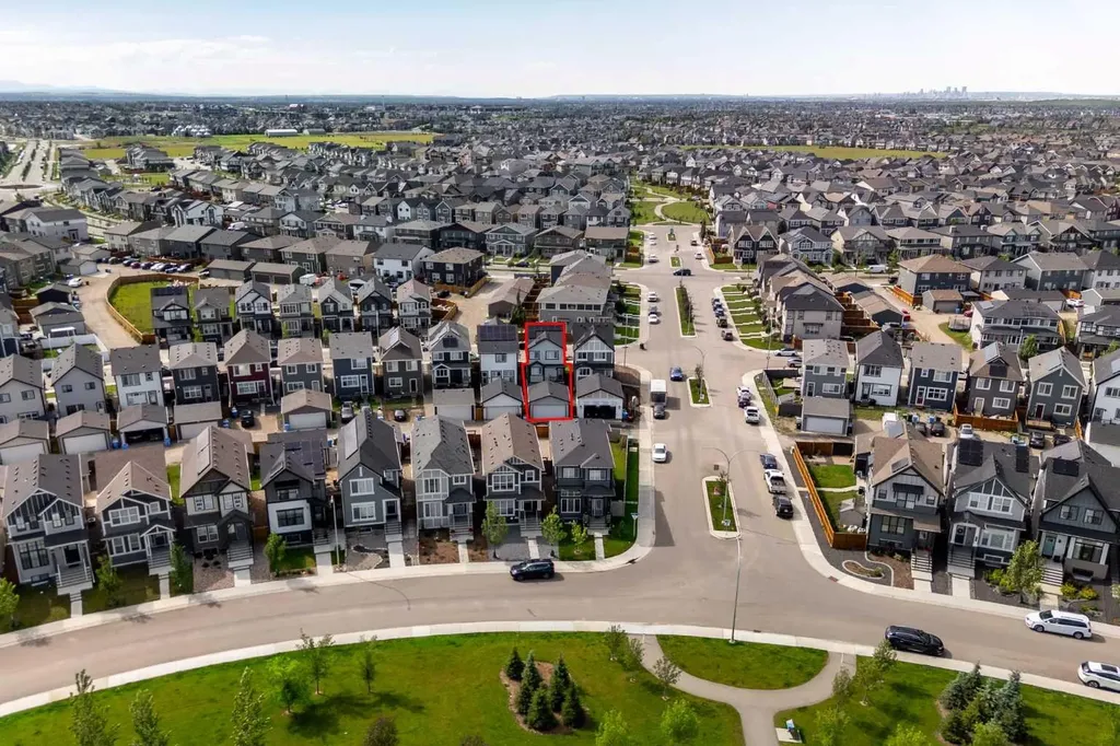 31 Magnolia Grove SE Calgary AB T3M 3T2