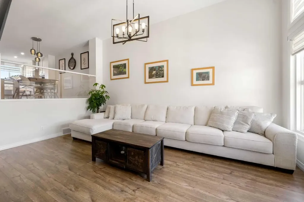 31 Magnolia Grove SE Calgary AB T3M 3T2