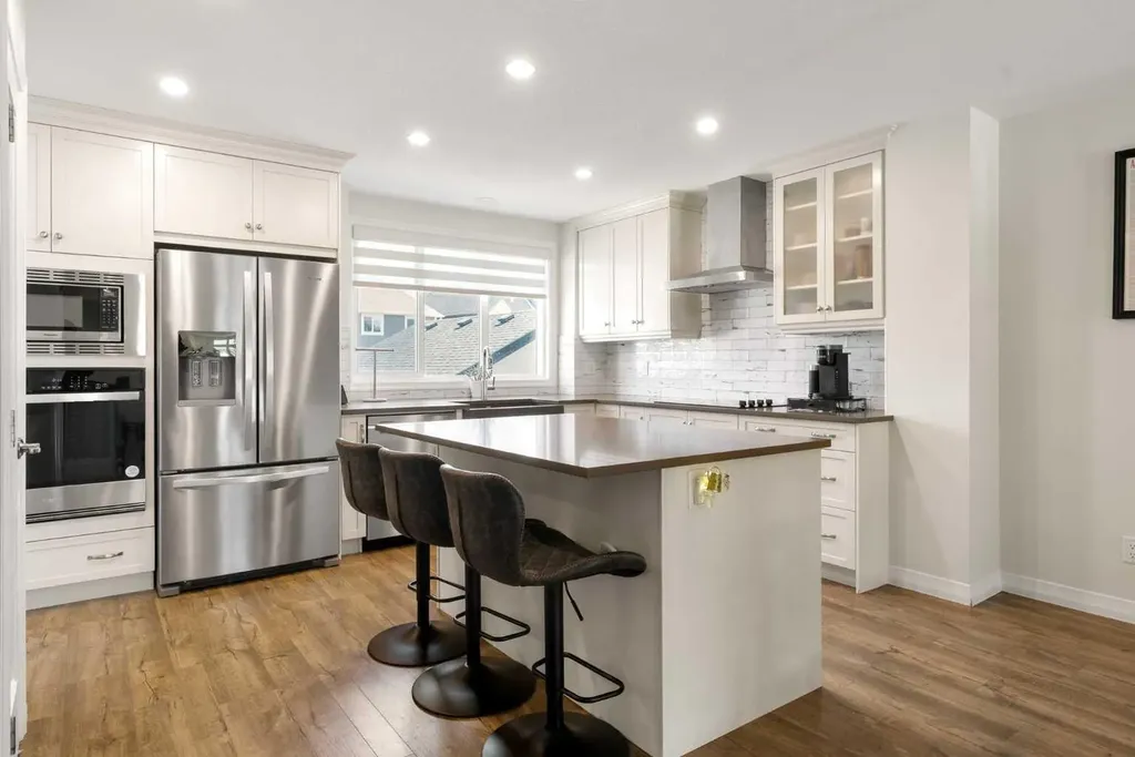 31 Magnolia Grove SE Calgary AB T3M 3T2