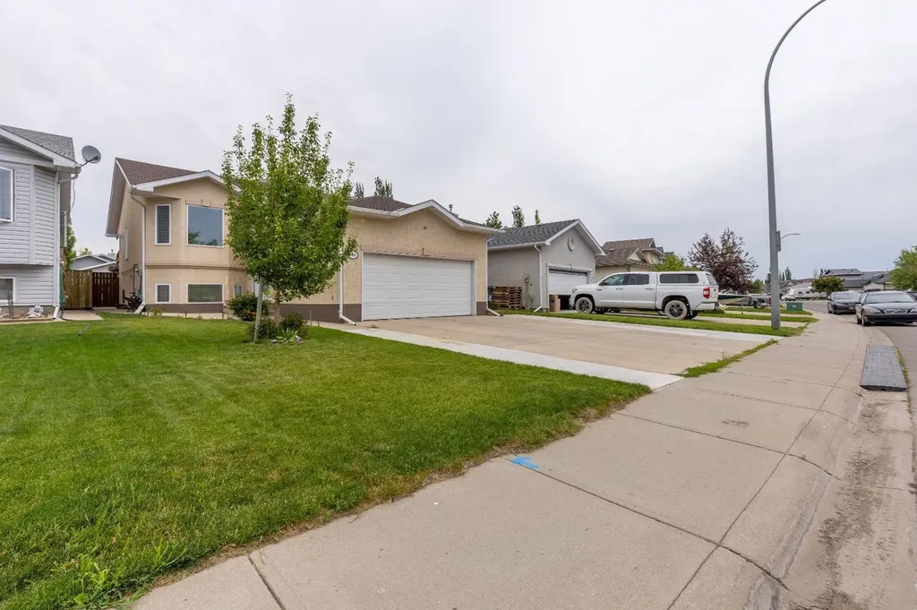 568 Heritage Boulevard W Lethbridge AB T1K7S4