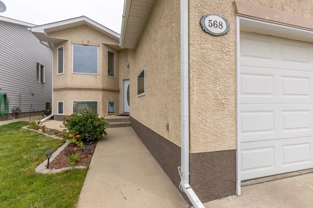568 Heritage Boulevard W Lethbridge AB T1K7S4