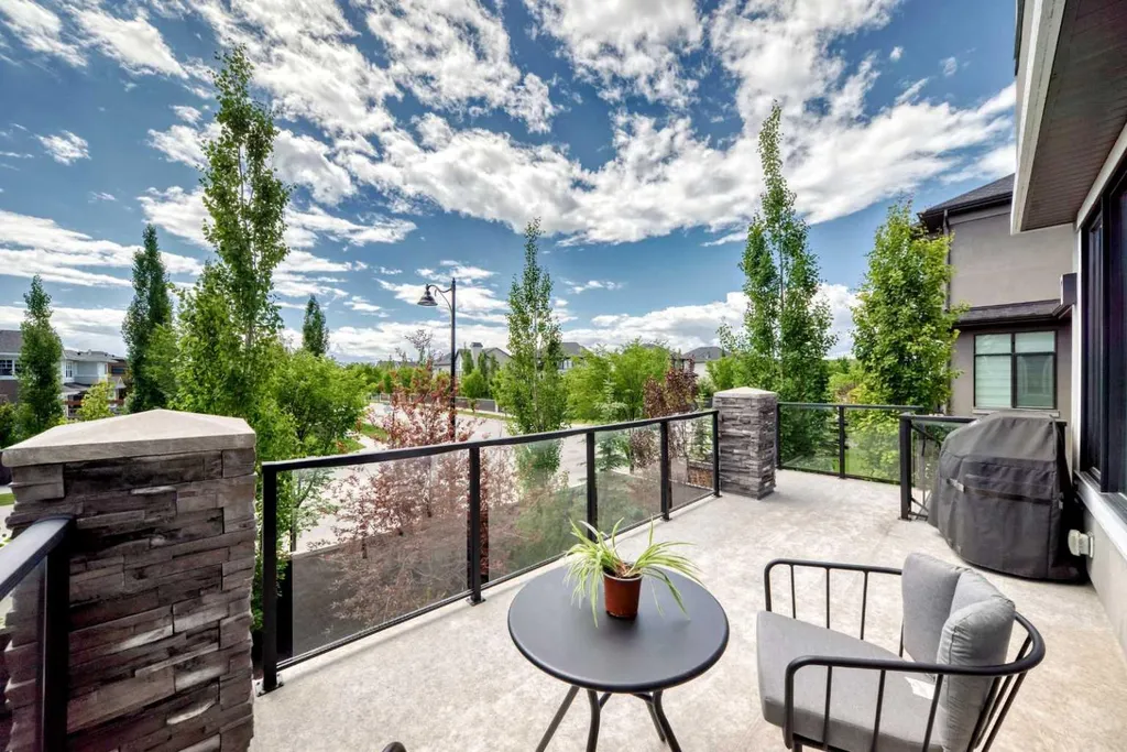 33 Aspen Summit Circle SW Calgary AB T3H 0Z7