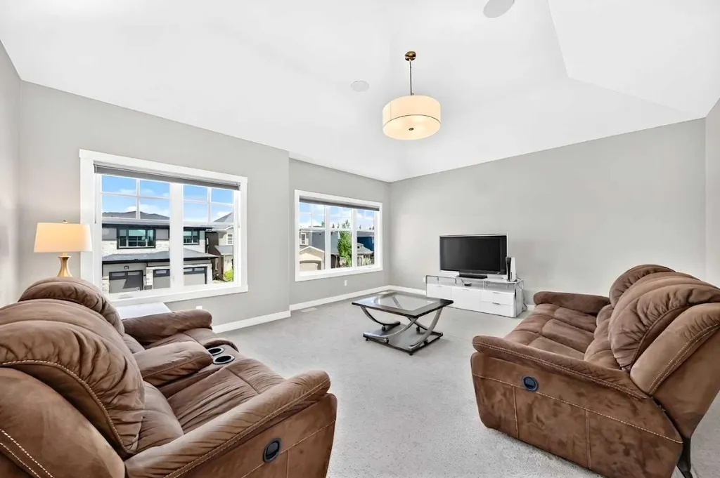 33 Aspen Summit Circle SW Calgary AB T3H 0Z7