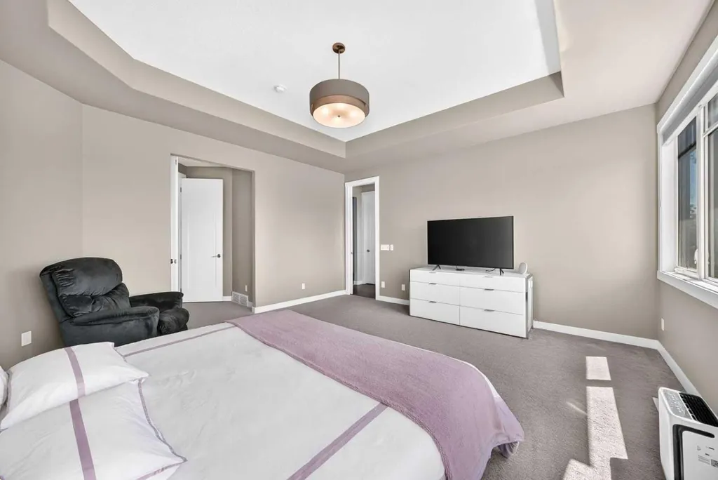 33 Aspen Summit Circle SW Calgary AB T3H 0Z7