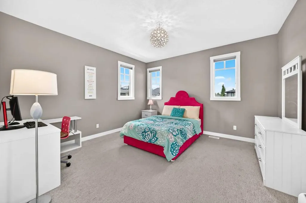 33 Aspen Summit Circle SW Calgary AB T3H 0Z7