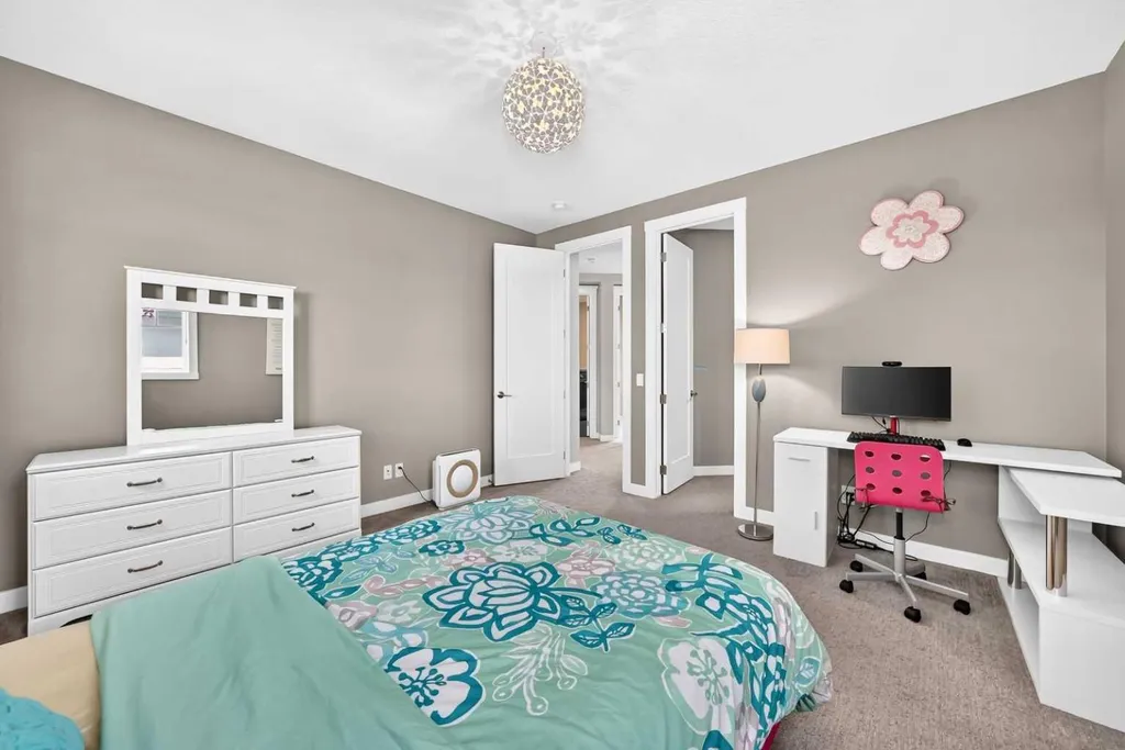 33 Aspen Summit Circle SW Calgary AB T3H 0Z7