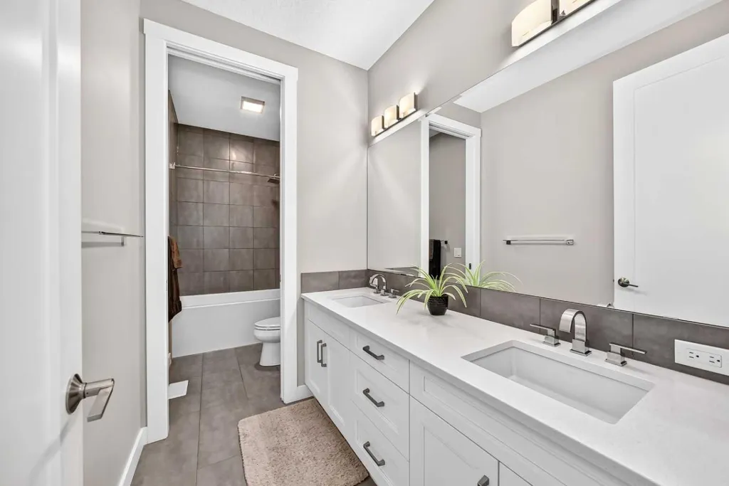 33 Aspen Summit Circle SW Calgary AB T3H 0Z7