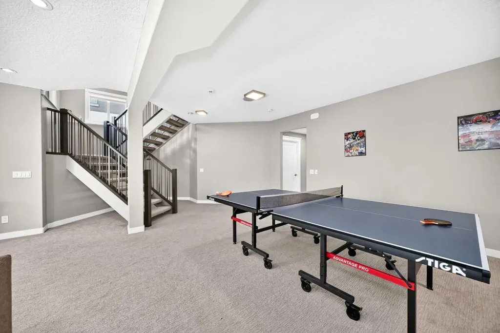 33 Aspen Summit Circle SW Calgary AB T3H 0Z7