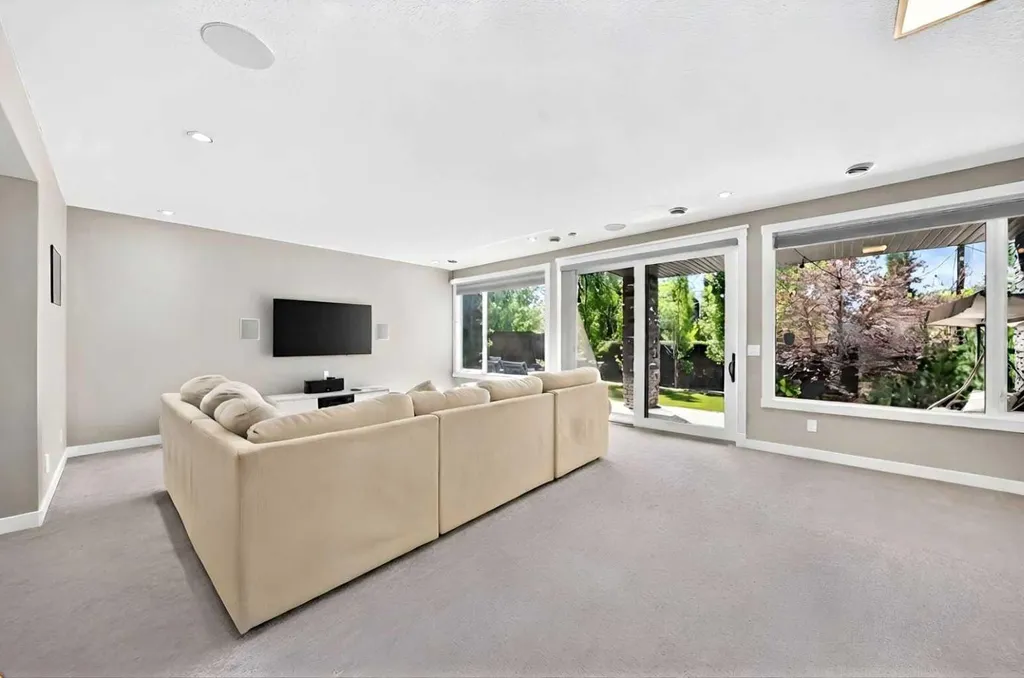 33 Aspen Summit Circle SW Calgary AB T3H 0Z7