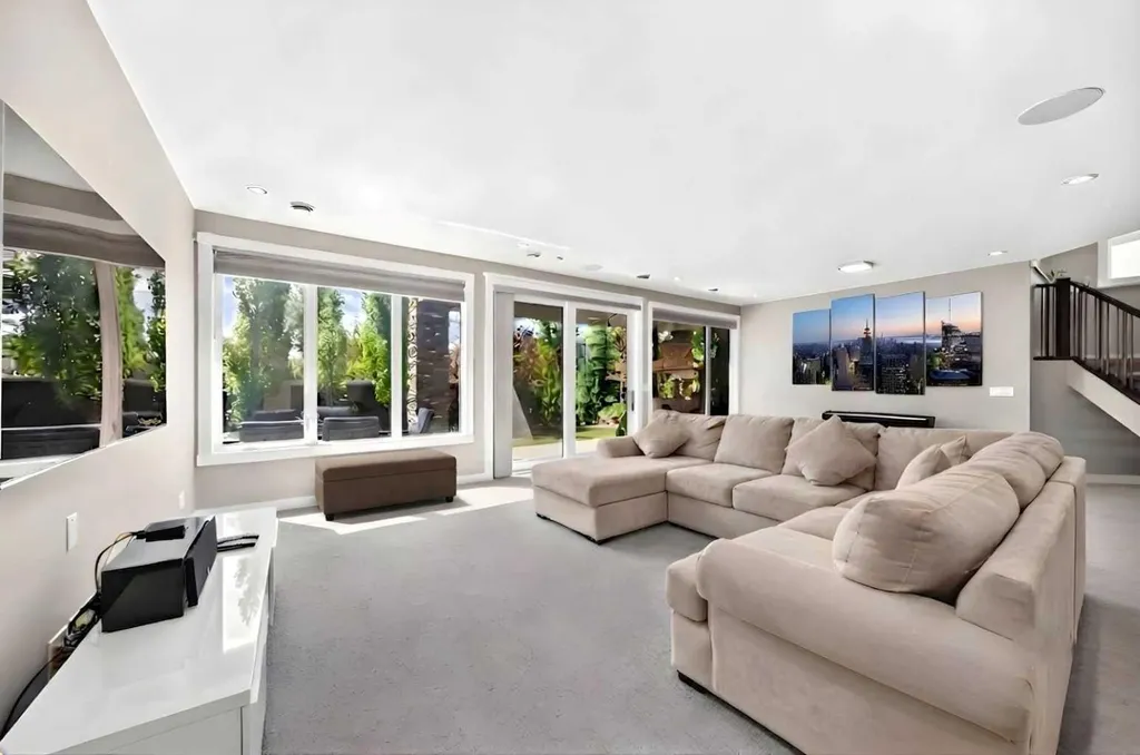 33 Aspen Summit Circle SW Calgary AB T3H 0Z7