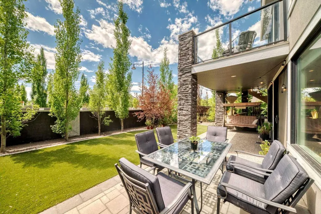 33 Aspen Summit Circle SW Calgary AB T3H 0Z7