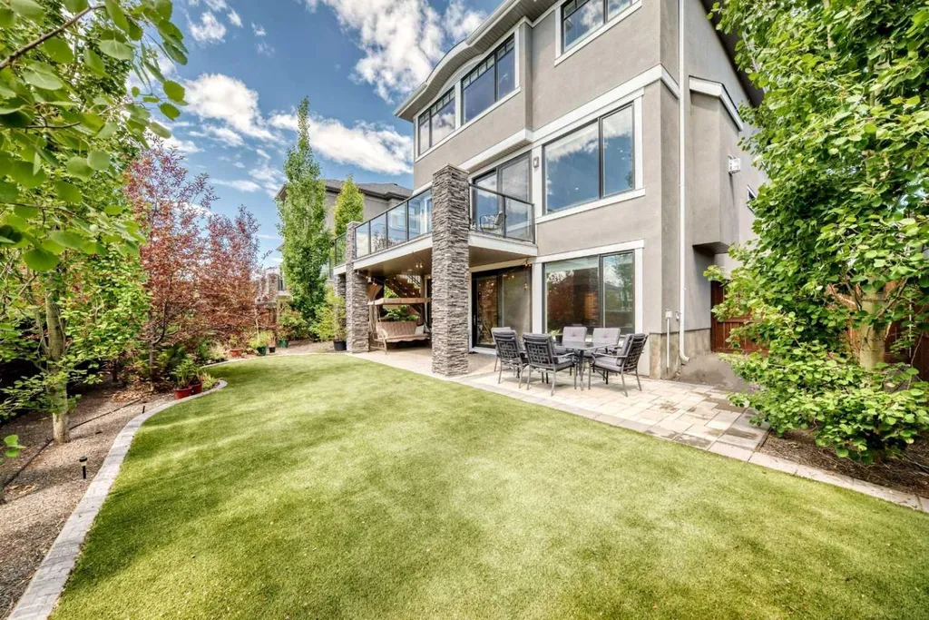 33 Aspen Summit Circle SW Calgary AB T3H 0Z7