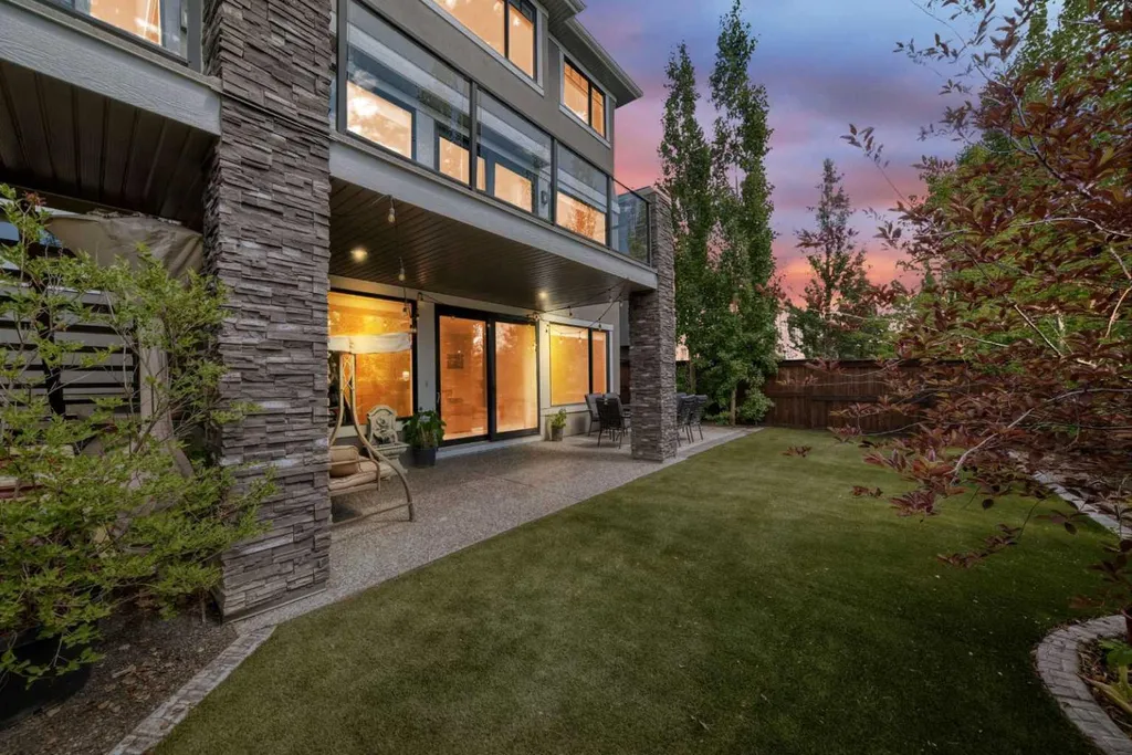 33 Aspen Summit Circle SW Calgary AB T3H 0Z7