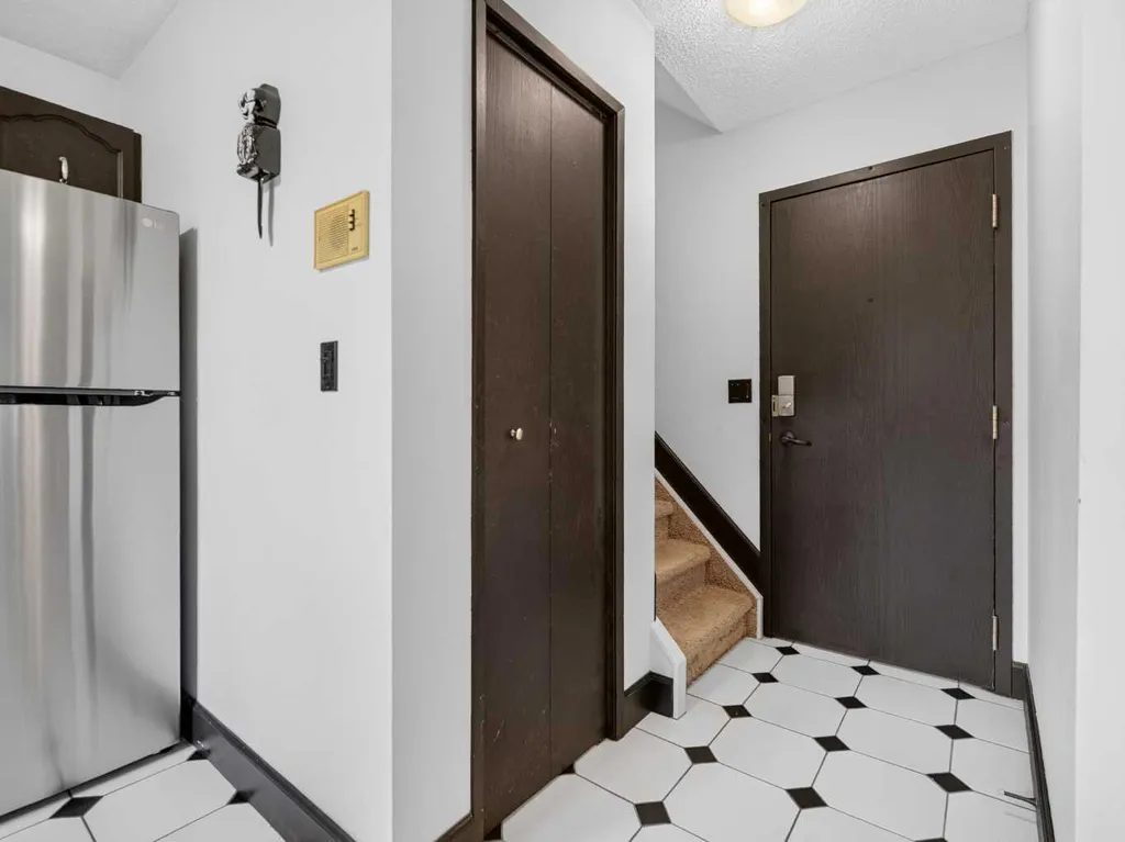 402 4 Avenue NE Calgary AB T2E0J5