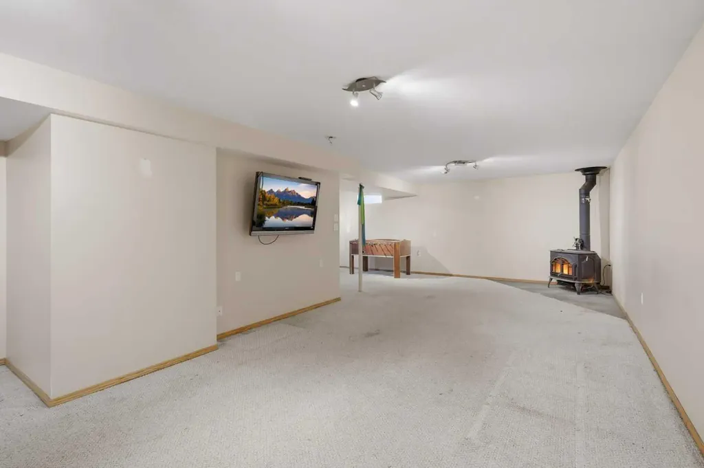 6124 Hamilton Drive Red Deer AB T4N 5Z4