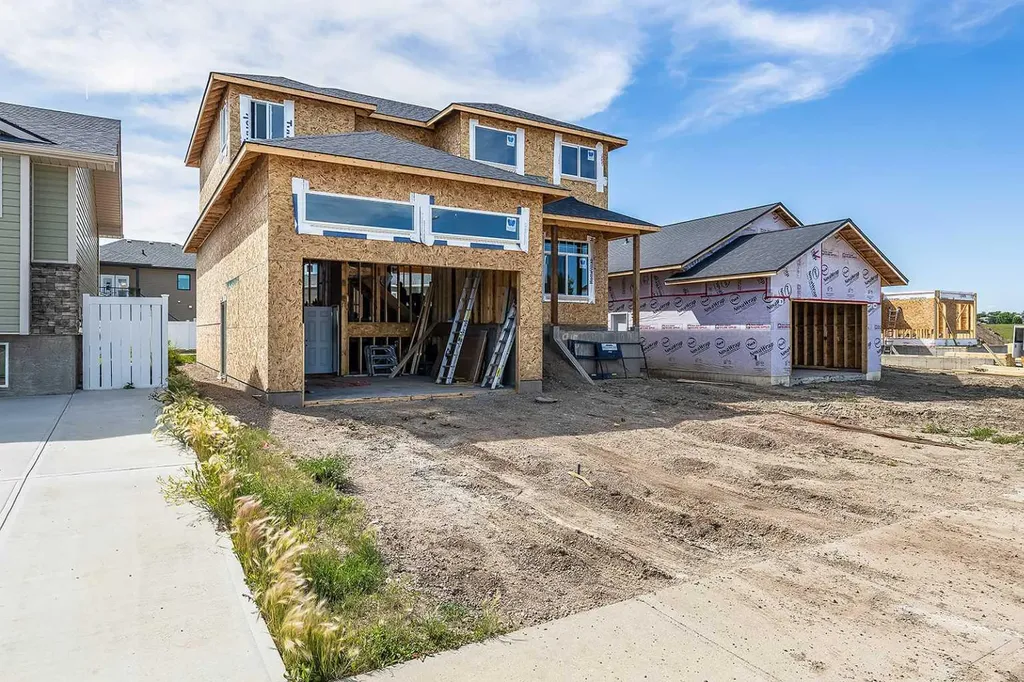 918 Memorial Drive SE Redcliff AB T0J2P0