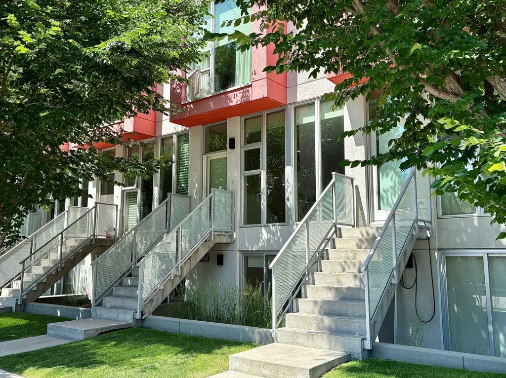 1808 27 Avenue SW Calgary AB T2T 1H1