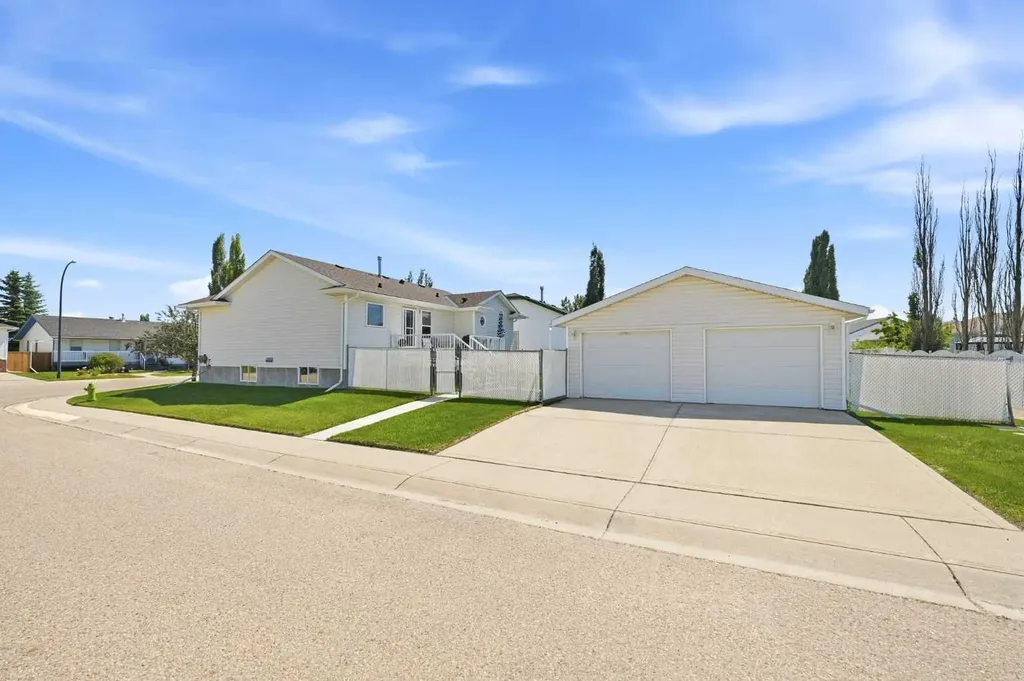 109 Logan Close Red Deer AB T4R 2N0