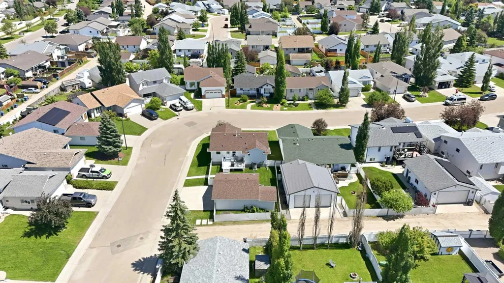 109 Logan Close Red Deer AB T4R 2N0
