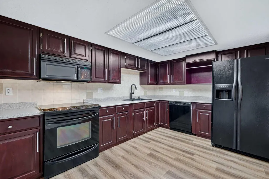 2425 90 Avenue SW Calgary AB T2V 4X8