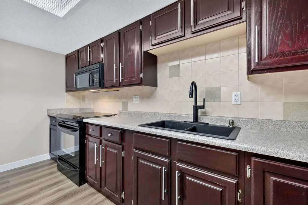 2425 90 Avenue SW Calgary AB T2V 4X8