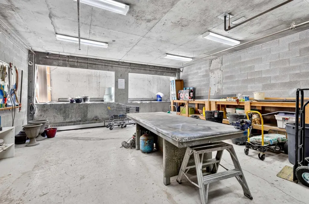 2425 90 Avenue SW Calgary AB T2V 4X8