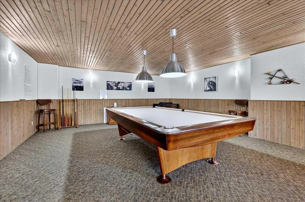 2425 90 Avenue SW Calgary AB T2V 4X8