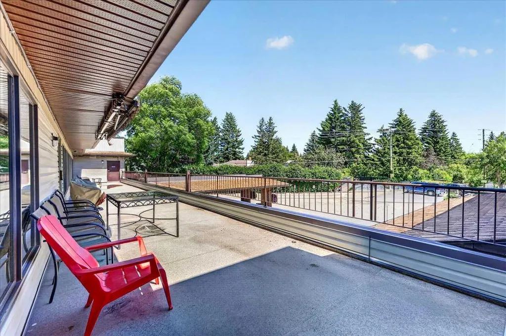 2425 90 Avenue SW Calgary AB T2V 4X8