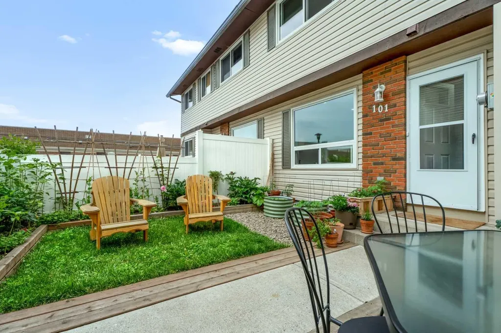740 Bracewood Drive SW Calgary AB T2W 3N3