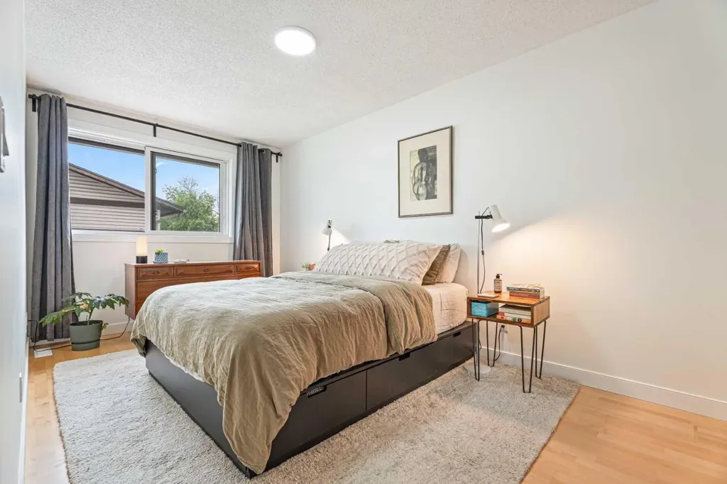 740 Bracewood Drive SW Calgary AB T2W 3N3