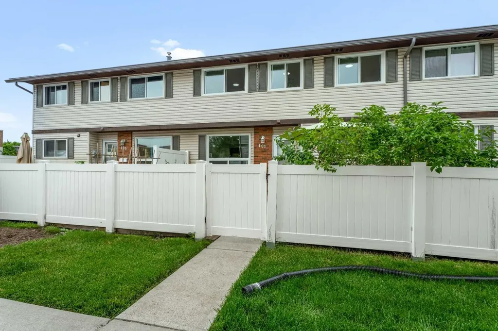 740 Bracewood Drive SW Calgary AB T2W 3N3