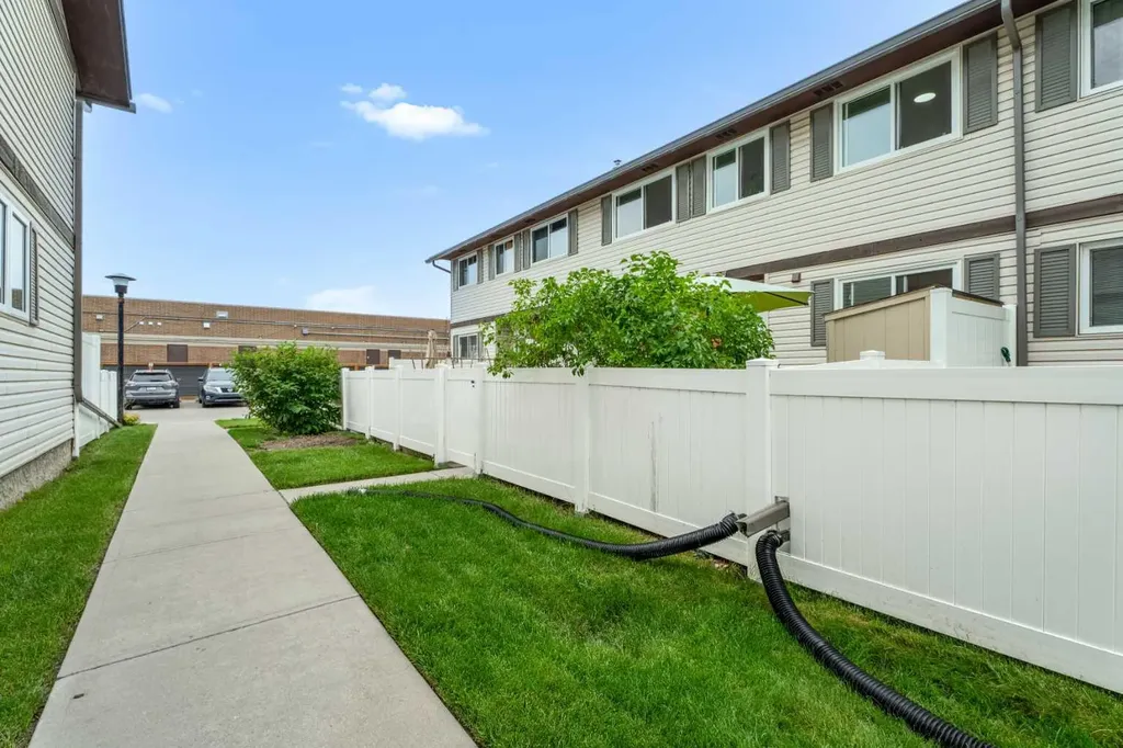 740 Bracewood Drive SW Calgary AB T2W 3N3