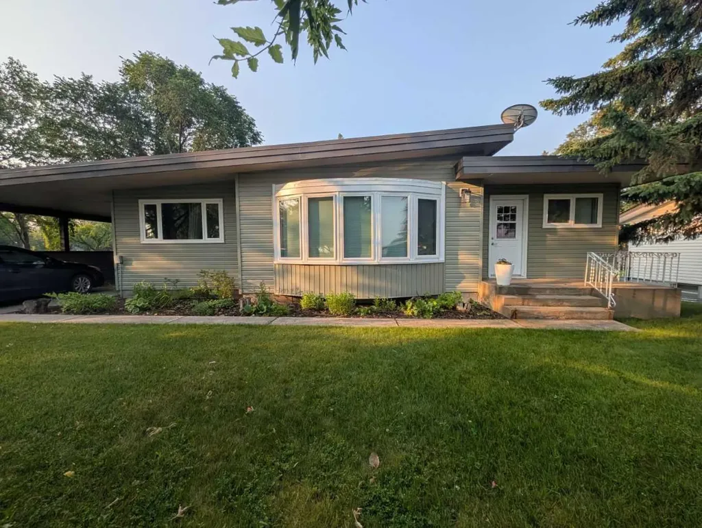703 5 Avenue W Brooks AB T1R 0E4