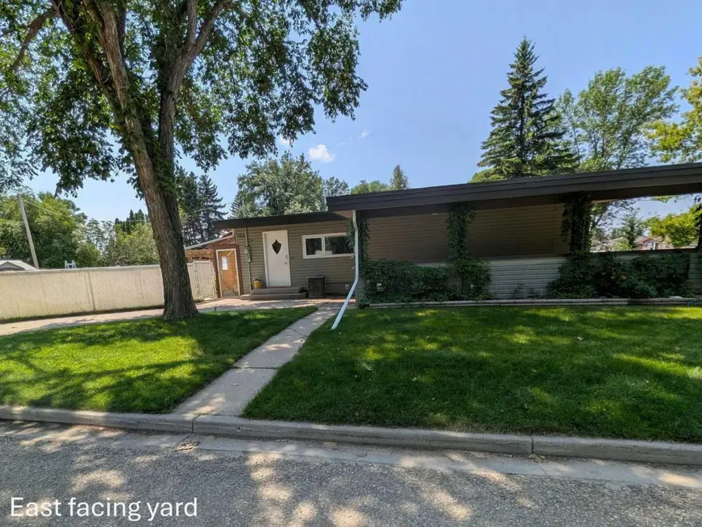 703 5 Avenue W Brooks AB T1R 0E4