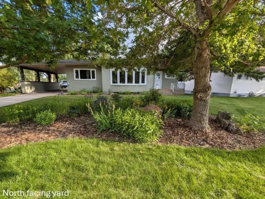 703 5 Avenue W Brooks AB T1R 0E4