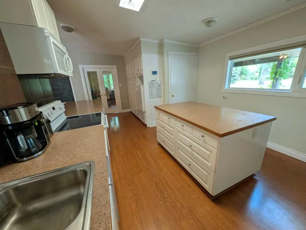 703 5 Avenue W Brooks AB T1R 0E4