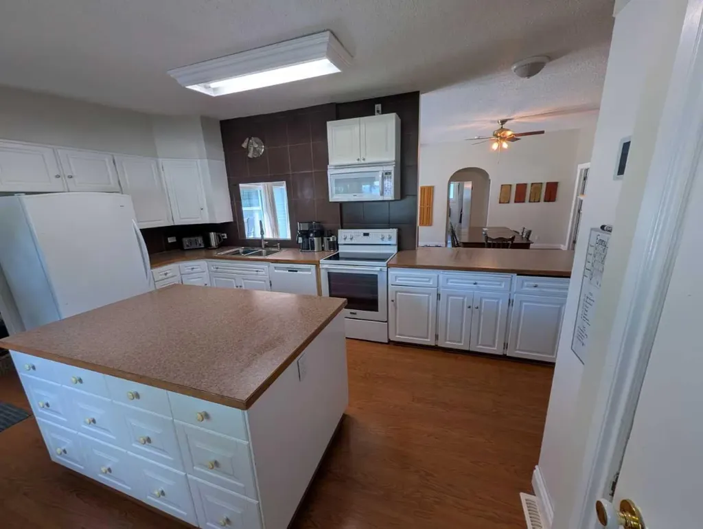 703 5 Avenue W Brooks AB T1R 0E4