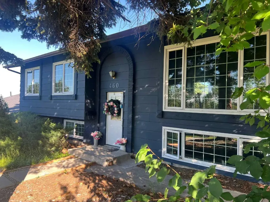 460 Parkridge Crescent SE Calgary AB T2J 5A9