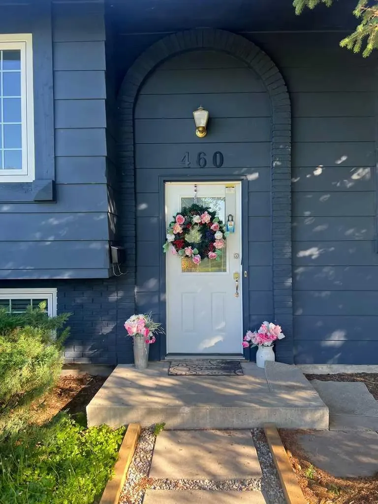 460 Parkridge Crescent SE Calgary AB T2J 5A9