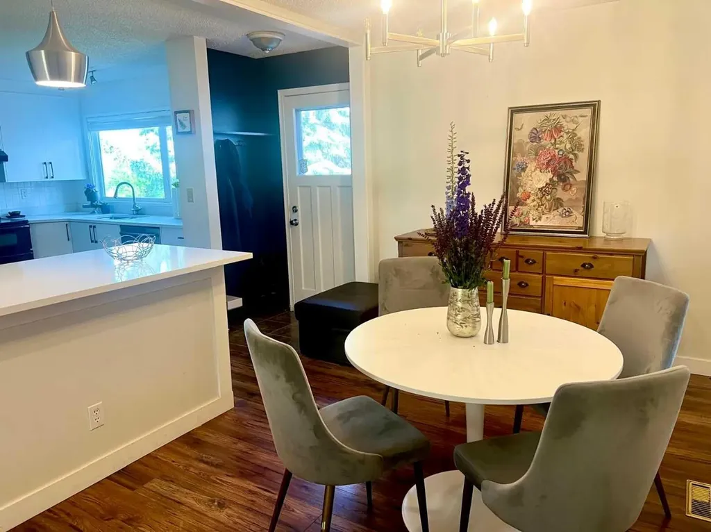 460 Parkridge Crescent SE Calgary AB T2J 5A9