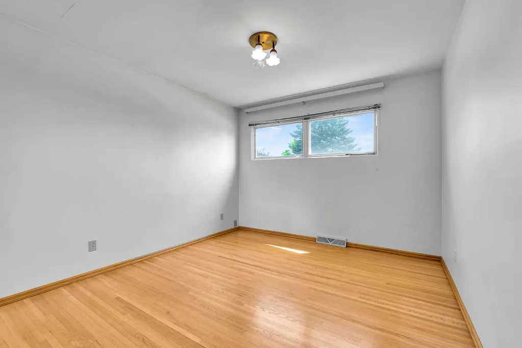 5247 Thomas Street NE Calgary AB T2K 3V6