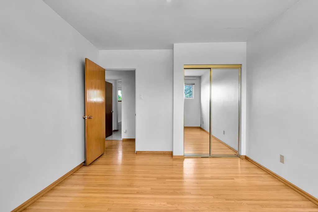 5247 Thomas Street NE Calgary AB T2K 3V6