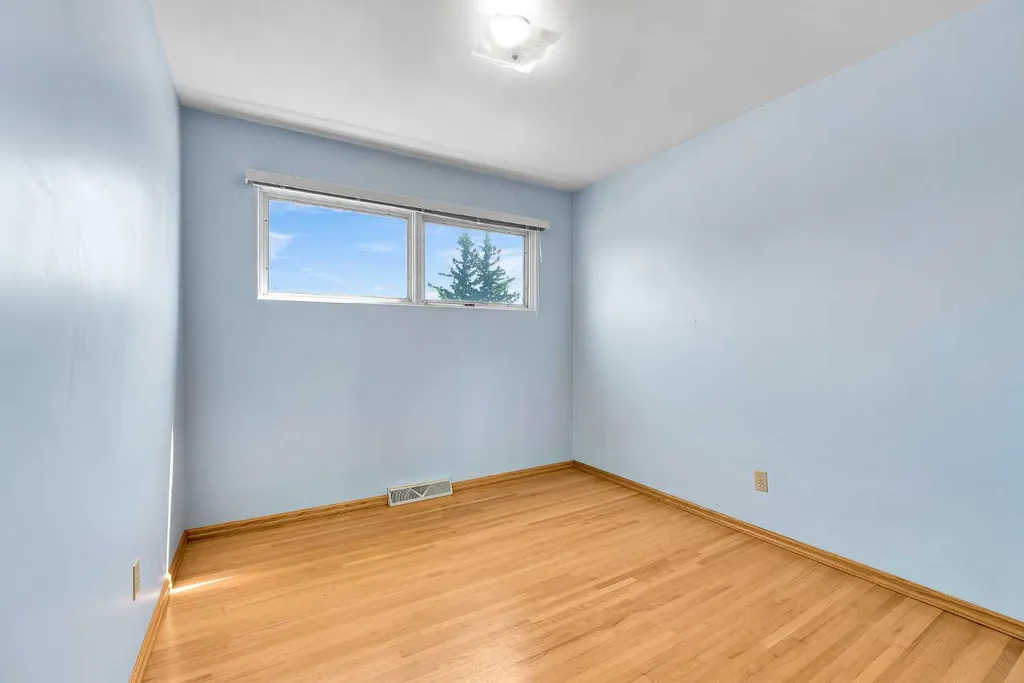 5247 Thomas Street NE Calgary AB T2K 3V6
