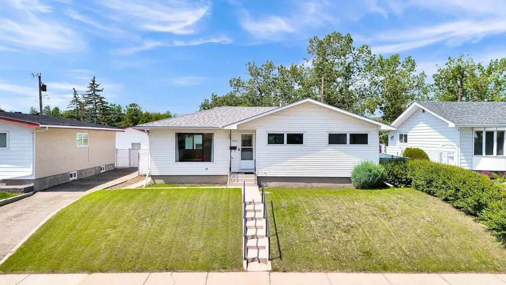 5247 Thomas Street NE Calgary AB T2K 3V6