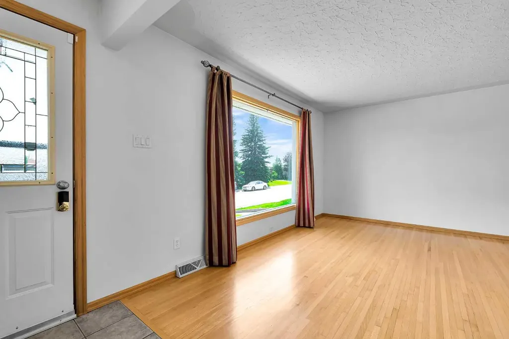 5247 Thomas Street NE Calgary AB T2K 3V6
