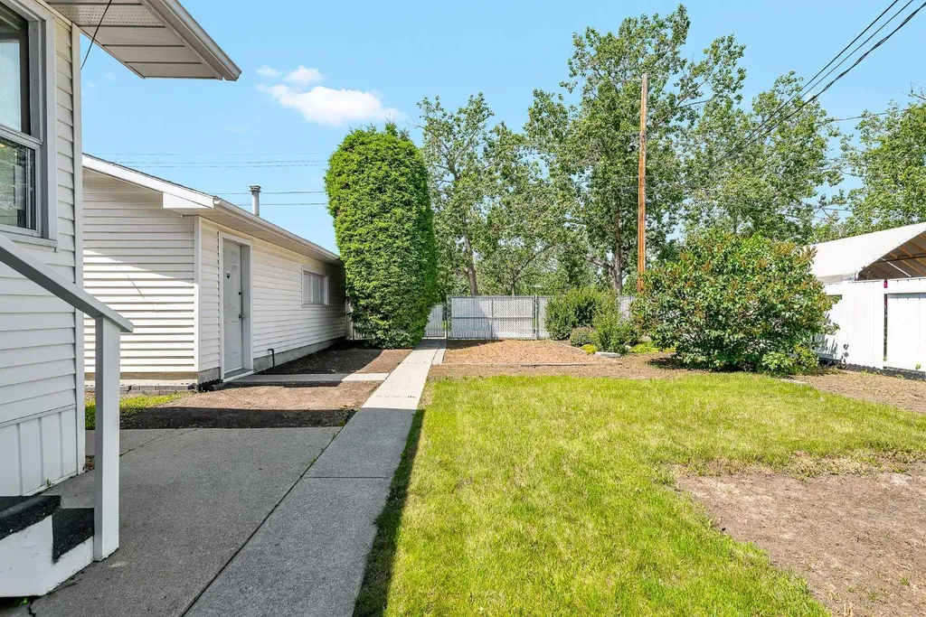 5247 Thomas Street NE Calgary AB T2K 3V6