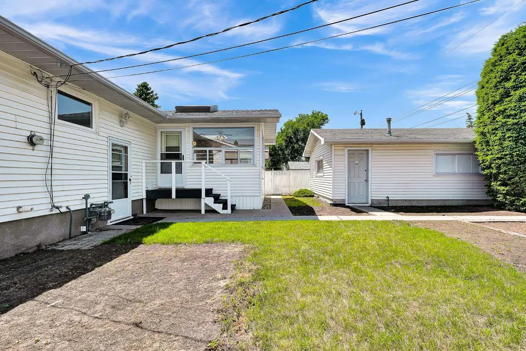 5247 Thomas Street NE Calgary AB T2K 3V6