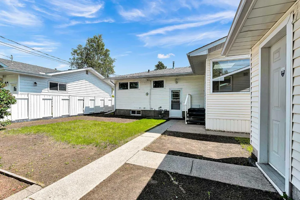 5247 Thomas Street NE Calgary AB T2K 3V6