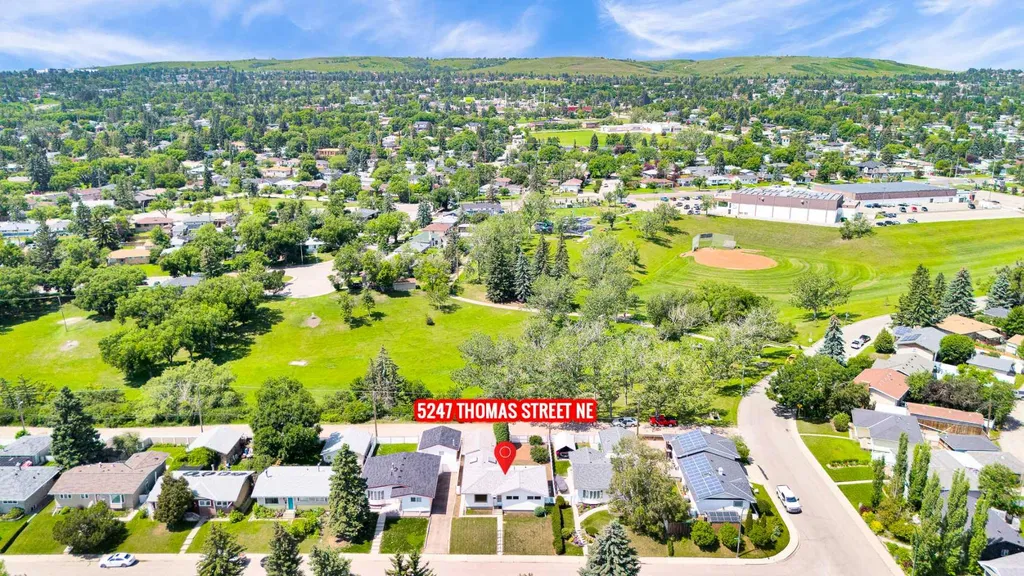 5247 Thomas Street NE Calgary AB T2K 3V6